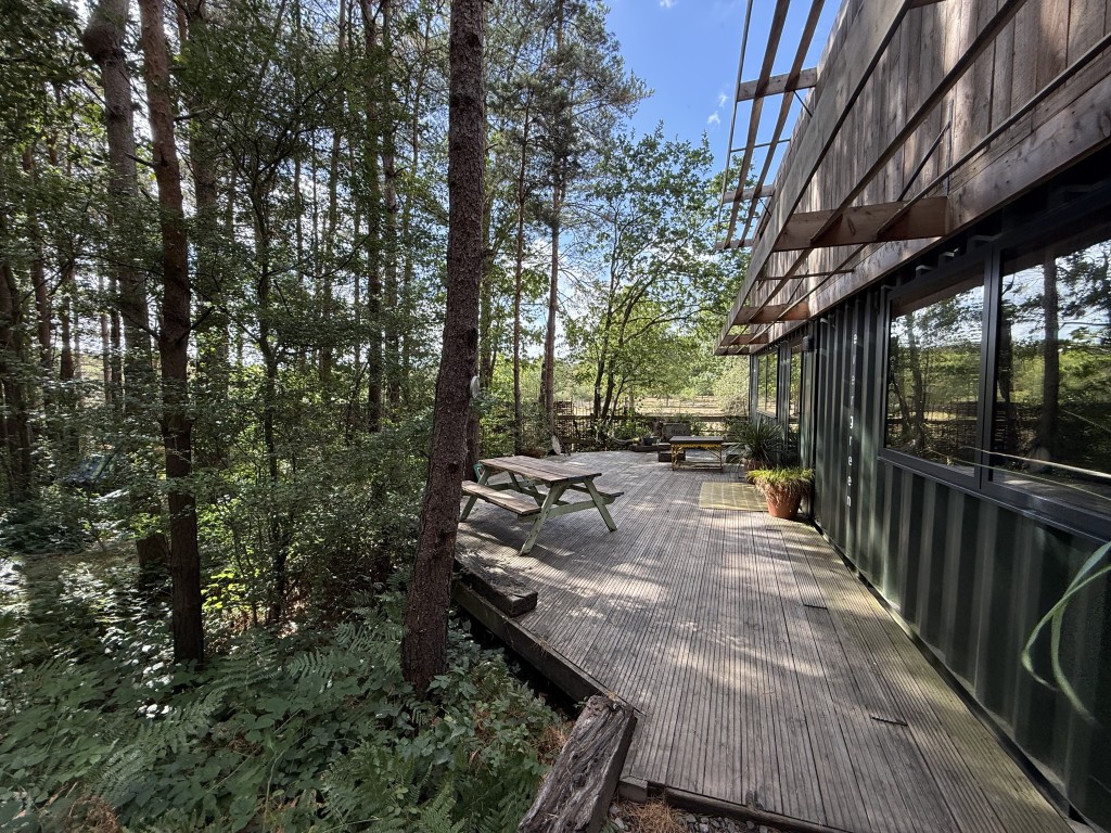 Lot: 188 - APPROX. ONE ACRE OF LAND IN SEMI-RURAL LOCATION WITH UNIQUE HOLIDAY RENTAL - External seating area